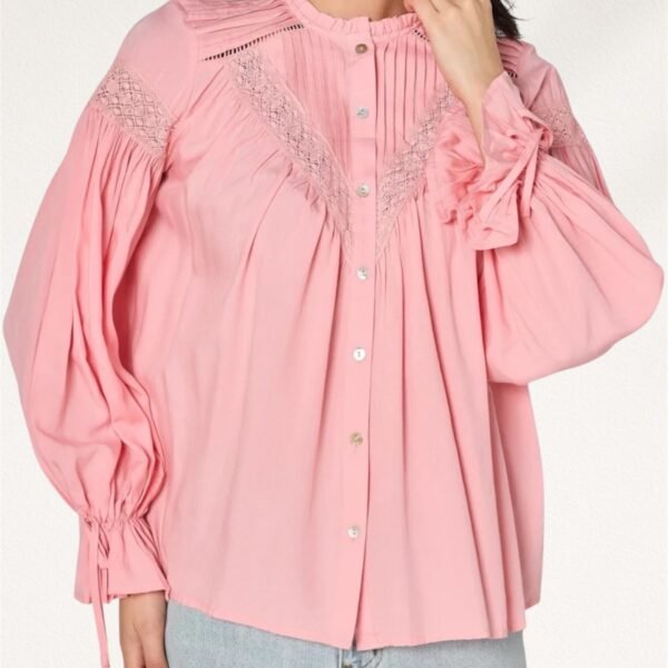 Chemise rose poudrée dentelle ajourée chic
